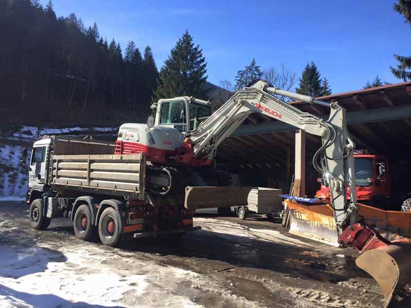 Baumaschine ausleihen und transportieren